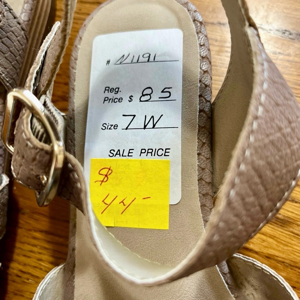 Naturalizer Sandals - Picture 3 of 5